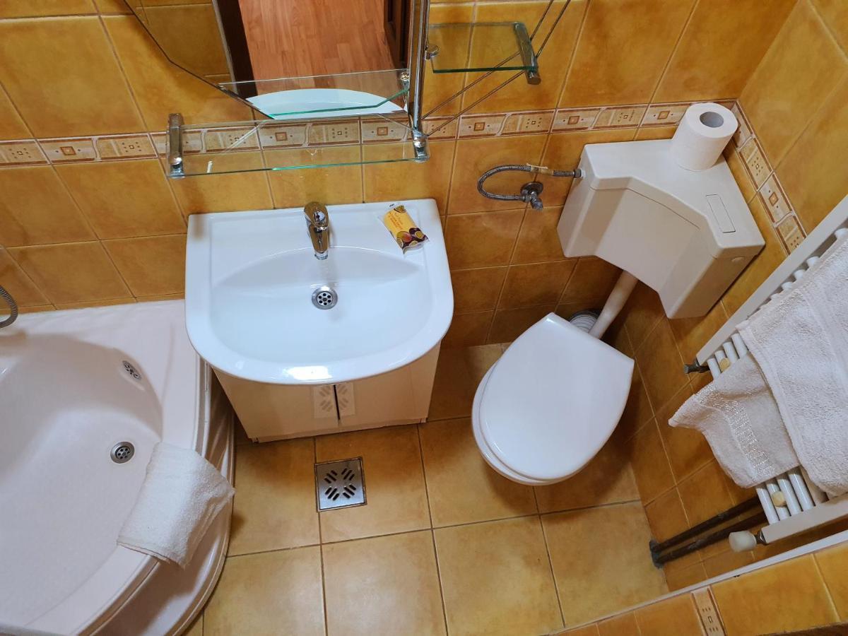 Appartamento Casa Carpati Zărneşti Esterno foto